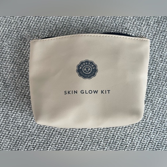 Chic Cream Cosmetic Pouch - Picture 1 of 7